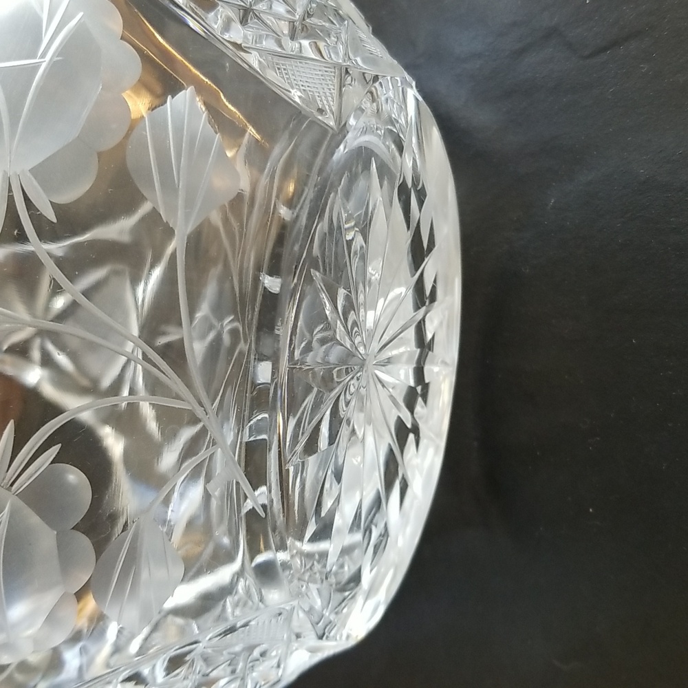 Elegant Lead Crystal Basket with Floral Design Vintage - Picture 4 of 4